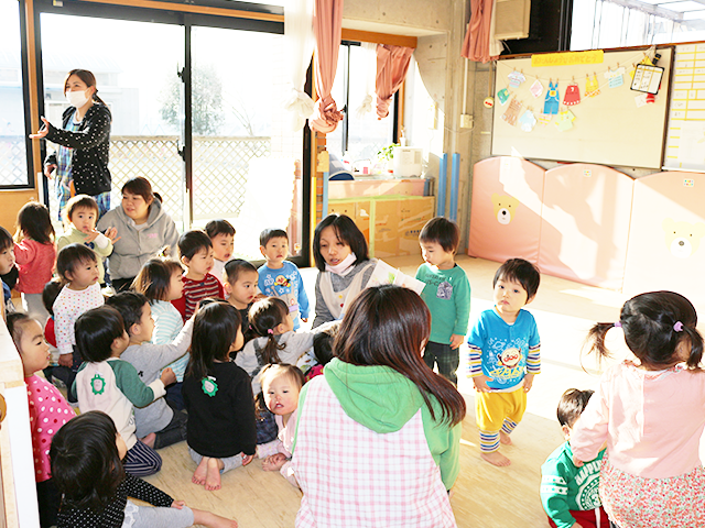 はるかぜ保育園の絵本読み