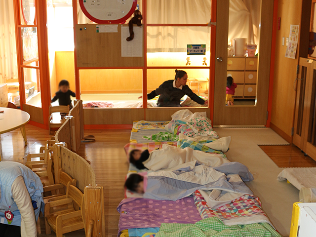 お昼寝｜SUNはるかぜ保育園